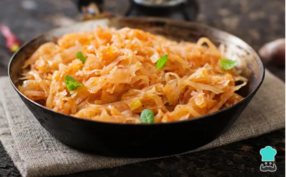 Repollo guisado acompañado de salchichas al vino blanco con cebolla